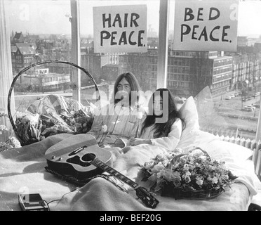 John Lennon e Yoko Ono durante la luna di miele si trovano in Foto Stock