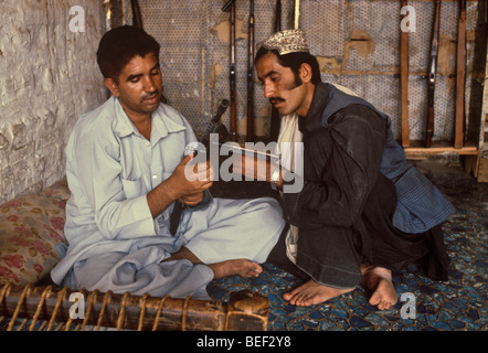 Esaminando gli uomini fucile a gunshop, Darra, Pakistan. Foto Stock