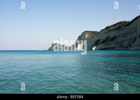 Le famose scogliere di arenaria a cape Drastis, costa nord di Corfù, Grecia Foto Stock