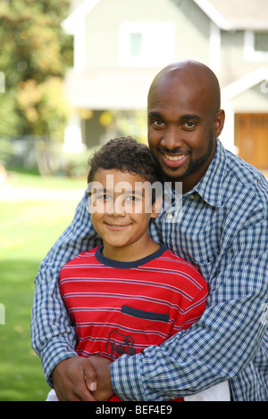 Padre e figlio, ritratto all'aperto Foto Stock