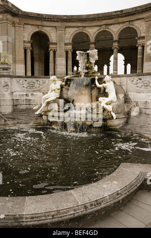 La loggia formale fontana e il castello di Hever giardini. Basato sulla fontana di Trevi a Roma. Foto Stock