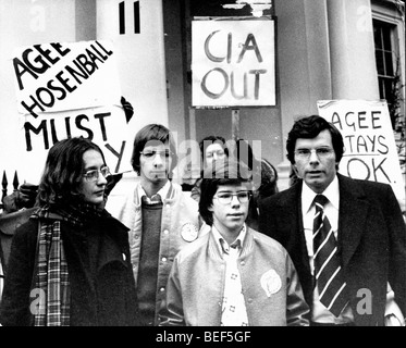 CIA whistleblower PHILIP AGEE, destra durante una 1977 Londra protesta contro il suo portamento. Foto Stock
