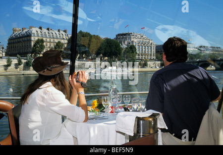 Giovane ammirando vista durante una gita in barca sul fiume Senna, Parigi, Francia Foto Stock