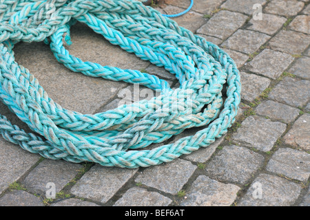 Blu di corda intrecciata sul marciapiede. Foto Stock