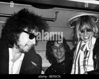 Il cantante Bob Dylan arriva a Tokyo con fascia Foto Stock