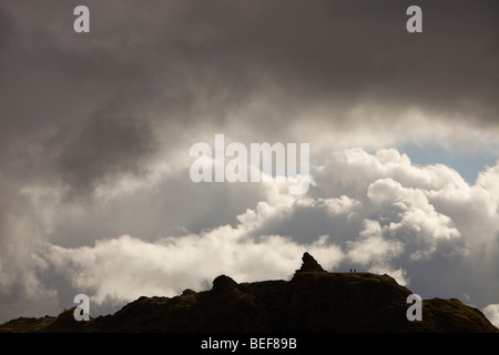Walkers sul timone roccioso sopra Grasmere nel Distretto del Lago, UK. Foto Stock
