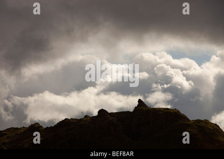 Walkers sul timone roccioso sopra Grasmere nel Distretto del Lago, UK. Foto Stock