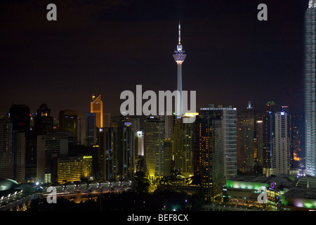 Kuala Lumpur skyline notturno KL Tower (Menara Kuala Lumpur) Malaysia Foto Stock