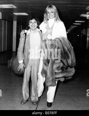 Oct 01, 1980; Londra, UK; attore DUDLEY MOORE (Aprile 19, 1935 - Marzo 27, 2002) e la sua fidanzata SUSAN ANTON che arrivano a Londra Foto Stock