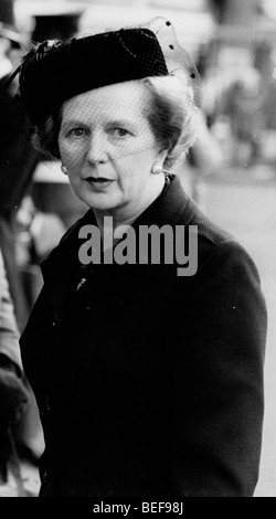 Il Primo Ministro Margaret Thatcher nella scatola di pillole hat Foto Stock