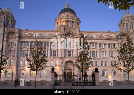 Il porto di Liverpool edificio uno di liverpools tre grazie edifici elencati sul lungomare di liverpool al Pier Head Foto Stock