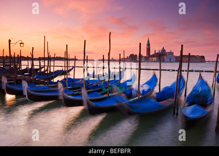 Fotografare in orizzontale delle gondole a San Marco con San Giorgio Maggiore della distanza, Dawn, Venezia Italia Foto Stock