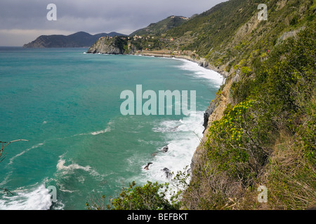 Il modulo visualizza il sentiero escursionistico a Manarola lungo la costa e la città di Corniglia, Cinque Terre Liguria, Italia. Foto Stock