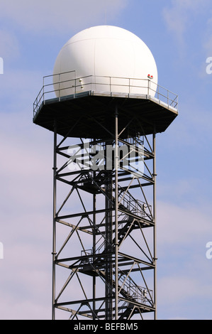 Radar Doppler Tower, Birmingham Airport, West Midlands, Regno Unito. Foto Stock