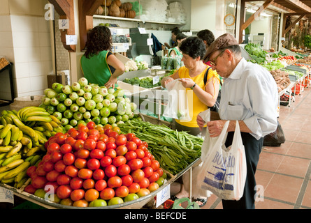 Persone ad acquistare frutta e verdura al mercato coperto in Funchal, Madeira Foto Stock