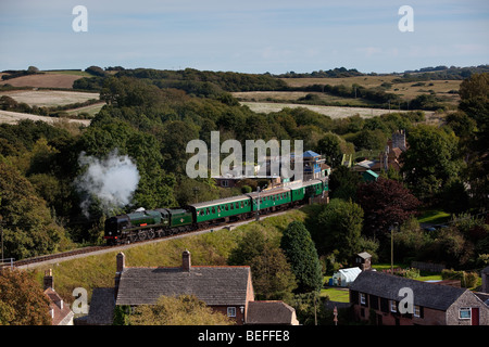 Ex Ferrovia Meridionale West Country 34028 Classe 'Eddystone' si diparte Corfe Castle,Dorset sulla ferrovia a Swanage Foto Stock