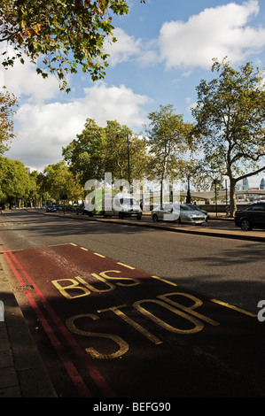 Una fermata degli autobus sul terrapieno a Londra. Foto di Gordon Scammell Foto Stock