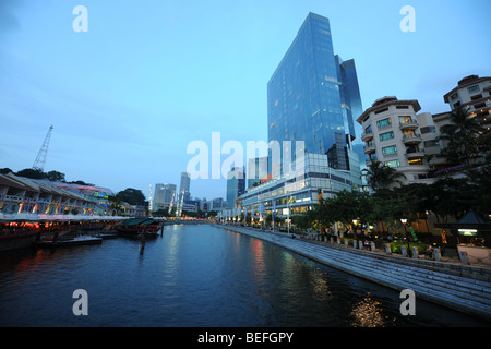 Vista dal ponte di lettura lungo il Fiume Singapore verso il centro e la città al crepuscolo, Singapore Foto Stock