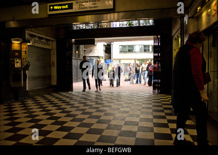 Pendolari entrando Embankment Stazione della Metropolitana di Londra. Foto di Gordon Scammell Foto Stock
