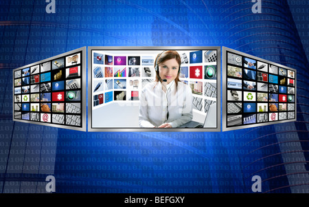 Belle notizie tv redhead donna sul display 3D multi-monitor Foto Stock