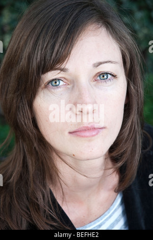 Ritratto di giovane donna che guarda fiducioso. Foto Stock