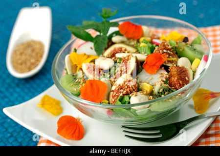 Insalata di frutta e petali di pentecoste. Ricetta disponibile. Foto Stock