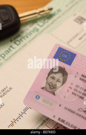 Regno Unito la patente di guida photo ID identità con Unione europea logo e auto chiave di accensione Foto Stock