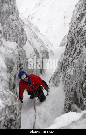 Alpinismo invernale in Snowdonia Foto Stock