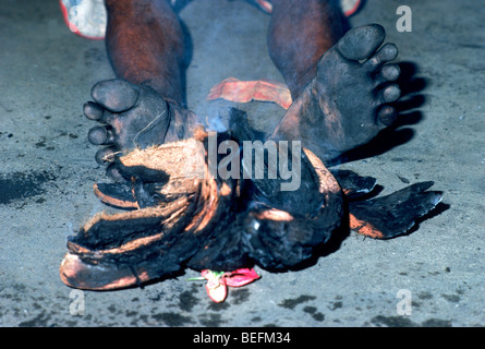 Trance maschio ballerino nero piedini bruciati sull isola di Bali in Indonesia dopo aver camminato attraverso il fuoco e la masterizzazione di noci di cocco Foto Stock