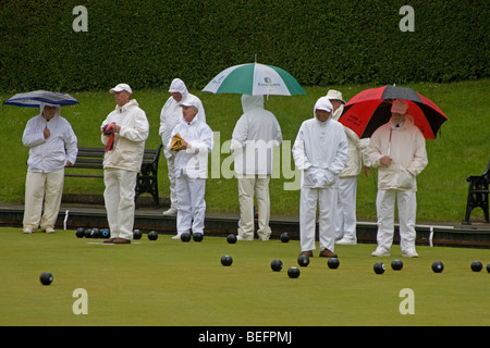 Lawn Bowls giocato in caso di pioggia Foto Stock