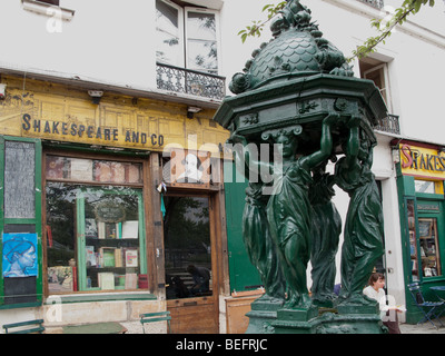 Statua fuori libreria Shakespeare and Company nel Quartiere Latino di Parigi Francia Foto Stock