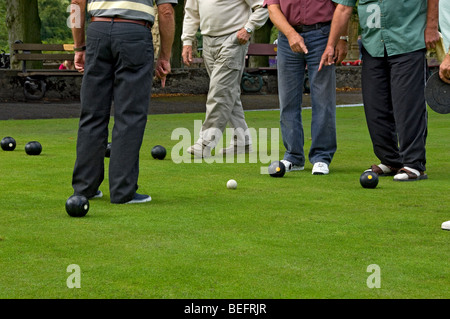 Uomini persone che giocano partecipando al bowling Crown Green in Estate Knaresborough North Yorkshire Inghilterra Regno Unito GB Great La Gran Bretagna Foto Stock