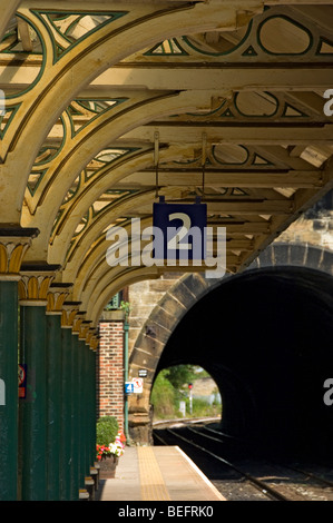 Tettoia ornata alla stazione ferroviaria di Knaresborough North Yorkshire England Regno Unito GB Gran Bretagna Foto Stock