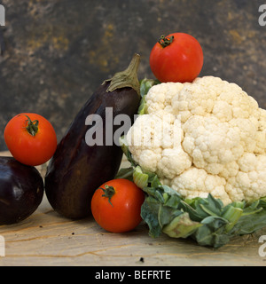 Still Life food verdure - cavolfiore melanzana e i pomodori su un tagliere Foto Stock