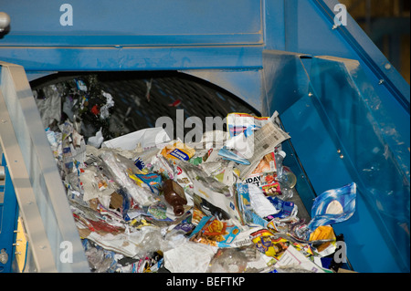 I rifiuti che vengono ordinati in una macchina a un impianto di riciclaggio nel Regno Unito. Foto Stock