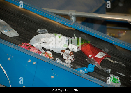 Rifiuti su un nastro trasportatore per la cernita presso un impianto di riciclaggio nel Regno Unito. Foto Stock