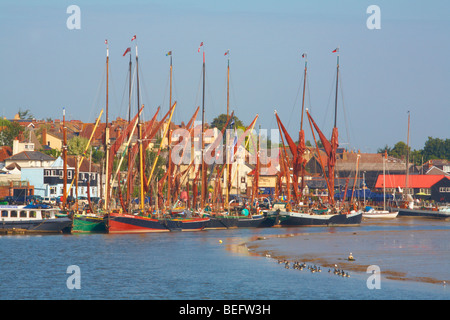 Gran Bretagna Inghilterra Maldon Essex fiume Blackwater Hythe Quay Thames chiatte a vela in banchina Foto Stock