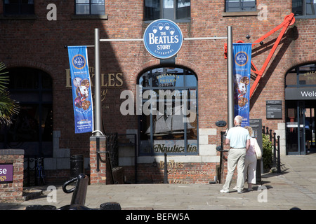 I turisti al Beatles Story mostra presso la Albert Dock Liverpool Merseyside England Regno Unito Foto Stock