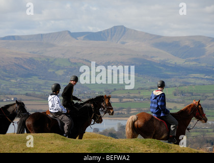 Equitazione nelle vicinanze Llangorse in Montagna Nera guardando verso Pen y Fan in Brecon Beacons Foto Stock