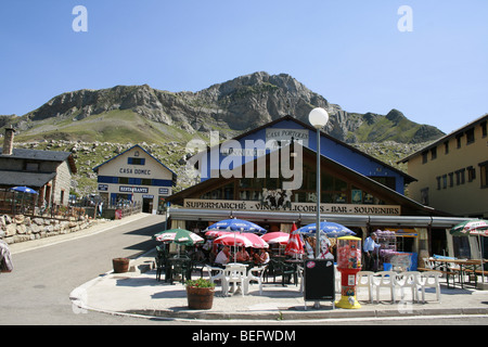 Caffé e negozi nel lato Spagnolo del Col du Pourtalet, al confine tra Francia e Spagna Foto Stock