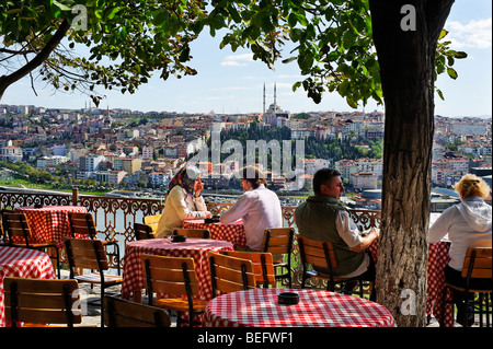 Un esteso panorama di Golden Horn può essere gustata con un drink presso il Pierre Lotti teahouse nella Eyup quartiere di Istanbul. Foto Stock