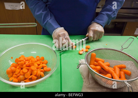 Evolutivamente gli studenti disabili nella preparazione alimentare classe alla scuola pubblica Foto Stock