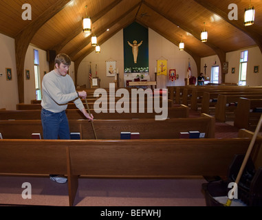 Evolutivamente gli studenti disabili pulire la Chiesa nel lavoro del programma di formazione Foto Stock