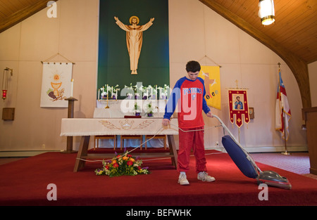 Evolutivamente gli studenti disabili pulire la Chiesa nel lavoro del programma di formazione Foto Stock