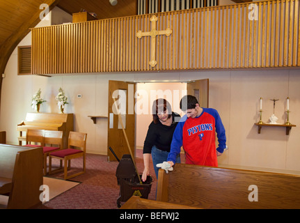 Evolutivamente gli studenti disabili pulire la Chiesa nel lavoro del programma di formazione Foto Stock