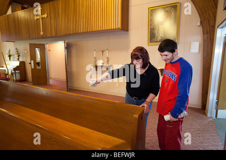 Evolutivamente gli studenti disabili pulire la Chiesa nel lavoro del programma di formazione Foto Stock