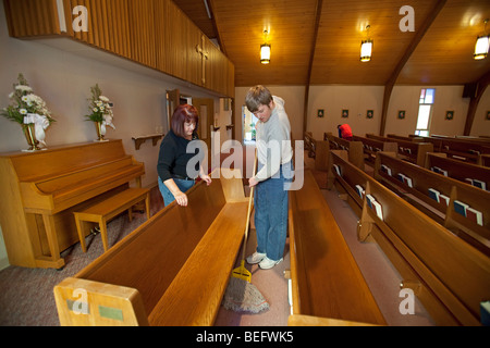 Evolutivamente gli studenti disabili pulire la Chiesa nel lavoro del programma di formazione Foto Stock