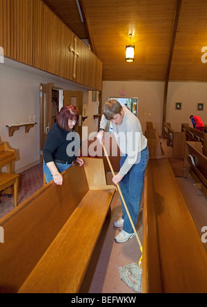 Evolutivamente gli studenti disabili pulire la Chiesa nel lavoro del programma di formazione Foto Stock