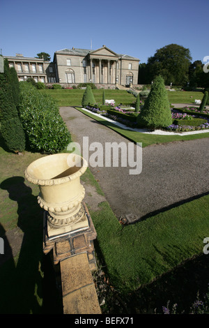 Station wagon di Tatton Park, Inghilterra. Il XVIII secolo Samuel Wyatt progettato Tatton Park neoclassica villa casa. Foto Stock