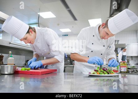 Lo chef nella cucina di Hotel Adlon di Berlino la preparazione di insalata Foto Stock